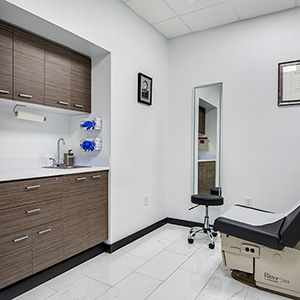 Noble Cosmetic Surgery - Exam Room, Image-2